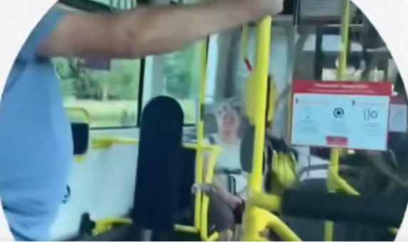Skandal w autobusie w autobusie. 54-letni mężczyzna zwyzywał 12-letnie Ukrainki. Wszystko nagrały kamery