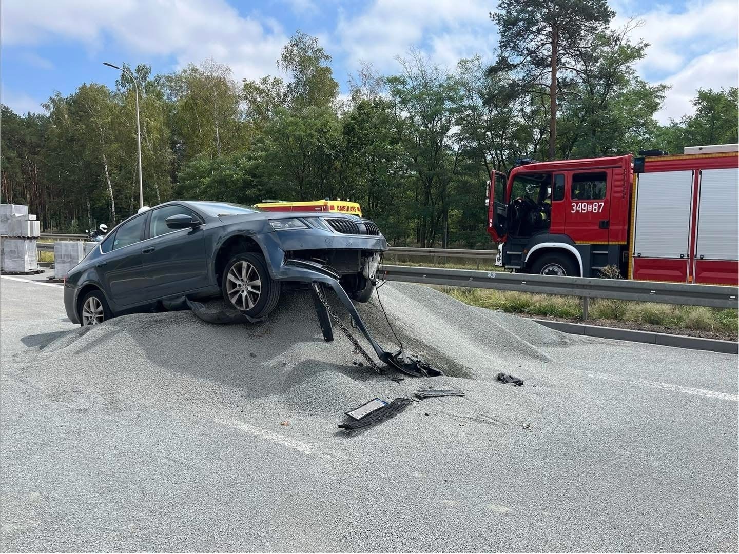 Skoda zawisła na hałdzie żwiru na remontowanej S8. 60-latek trafił do szpitala