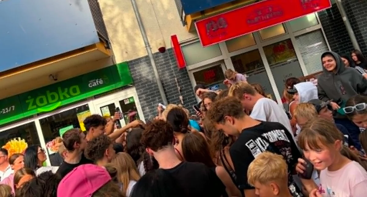 Skolim w Gryfinie, tłumy przed mięsnym 4