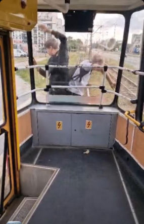 skrajna nieodpowiedzialność! Uczepili się tramwaju i przejechali kilkaset metrów. Policja reaguje