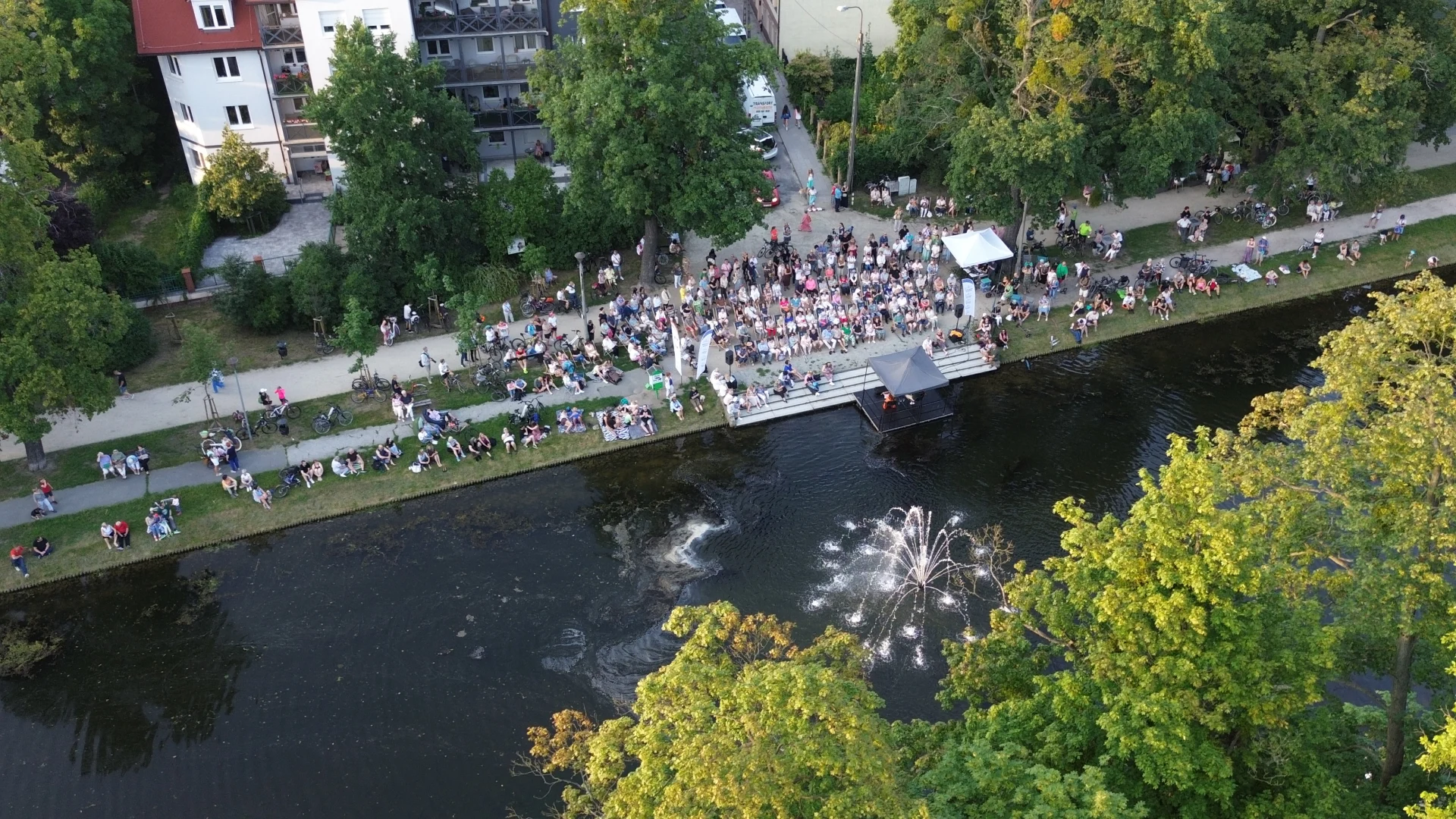Skrzypce i gitarę da się pogodzić. Trwa sezon muzyczny nad Kanałem Bydgoskim