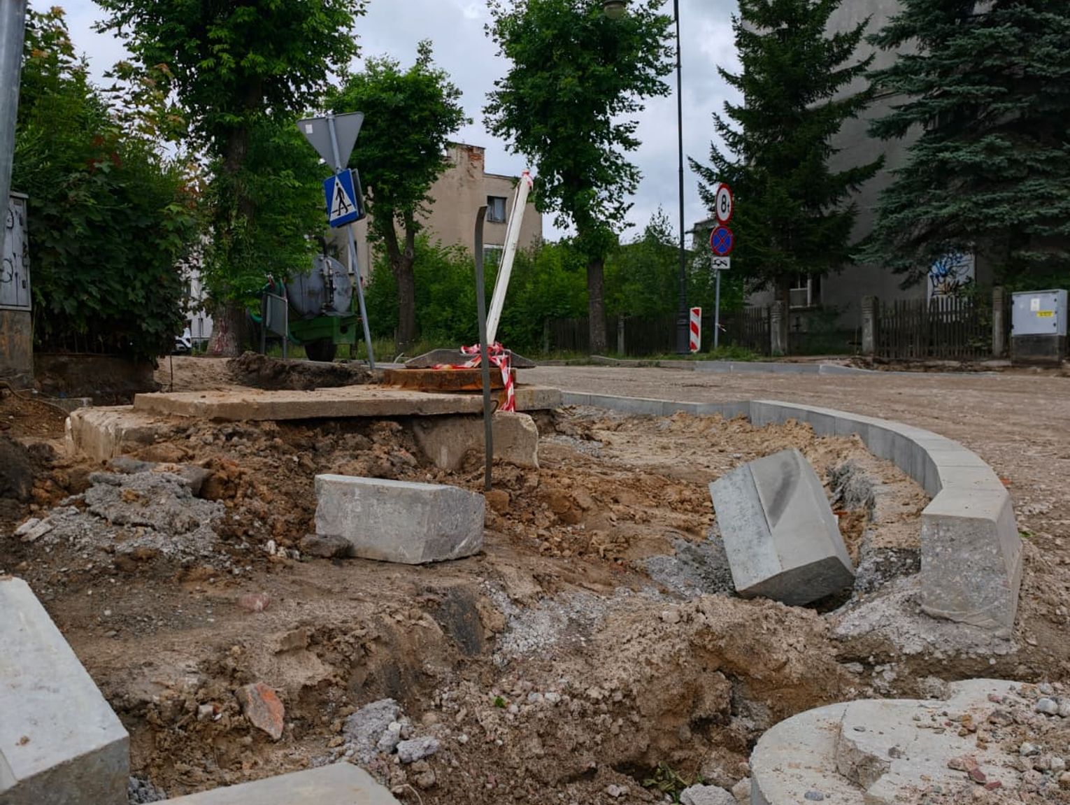 Ślimaczący się remont ul. Drzymały w Chojnicach. Mieszkańcy wściekli, a starosta... daje wykonawcy kolejny kontrakt!