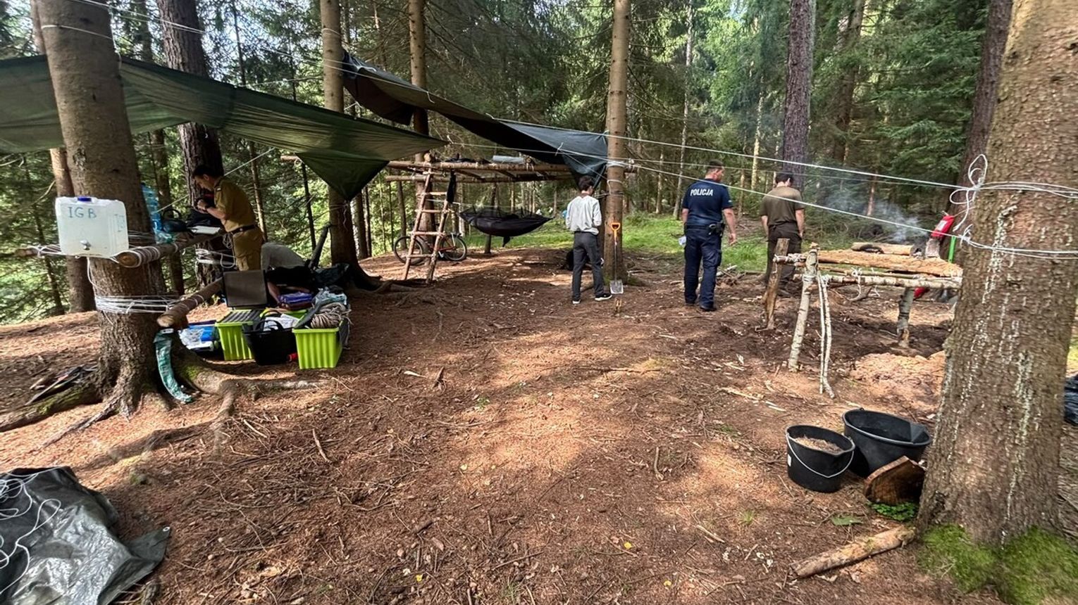Służby weszły na teren obozu harcerskiego. Trwają kontrole w powiecie lubańskim