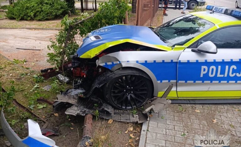 Słynny policyjny Mustang rozbity. Do wypadku doszło podczas jazdy na interwencję!