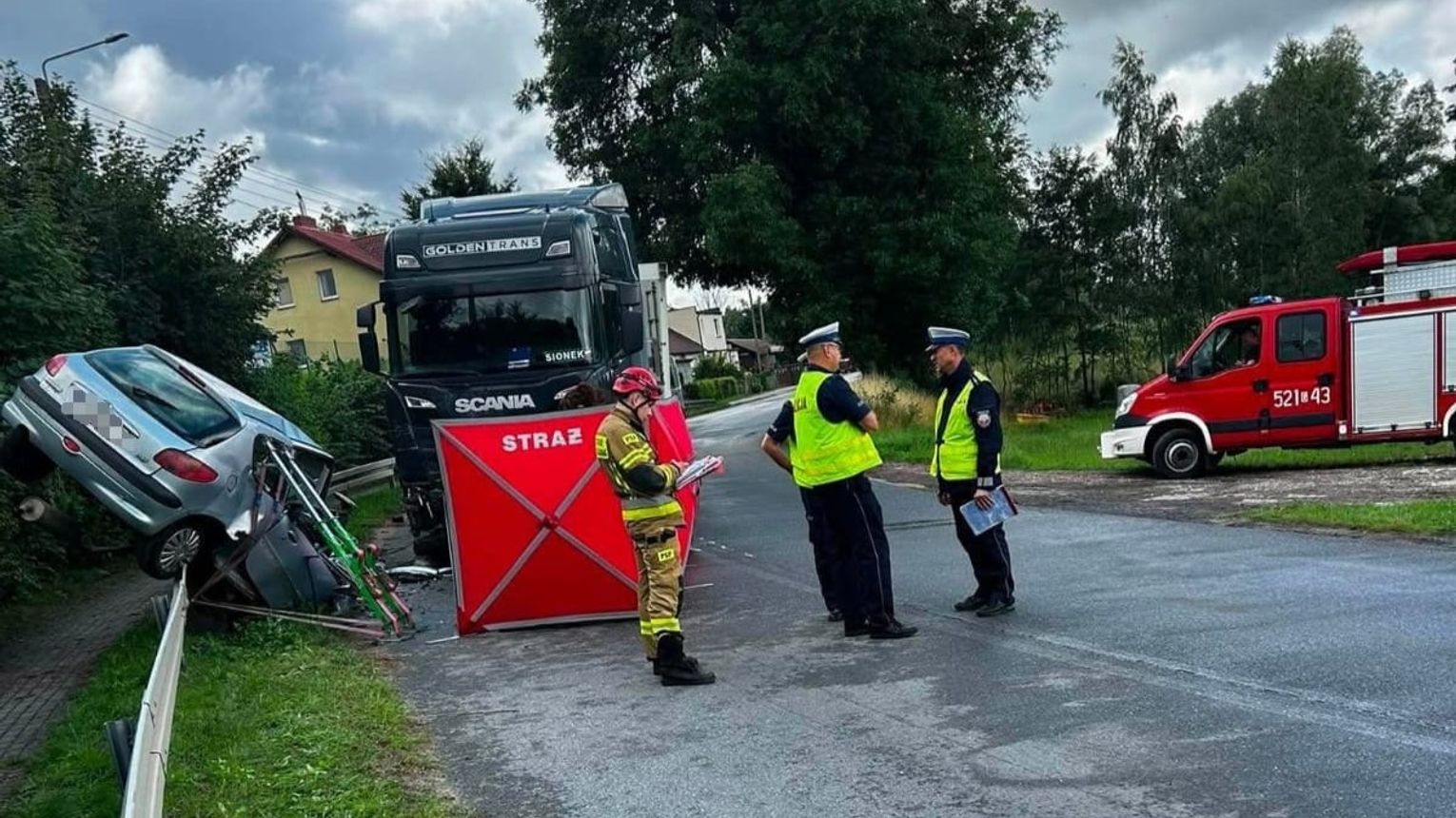 Śmiertelny wypadek w Linowcu. Peugeot zderzył się czołowo z ciężarówką