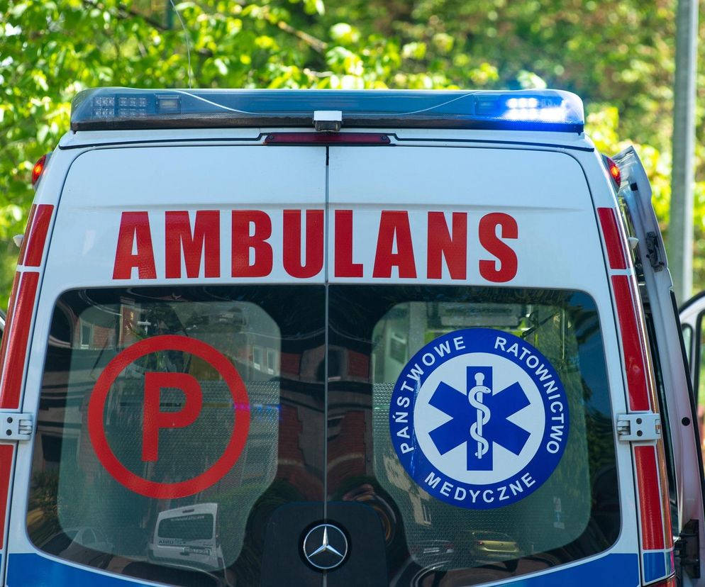 Ambulans z włączonymi sygnałami świetlnymi. O śmiertelnym wypadku z udziałem sędzi przeczytasz na Eska Lublin.