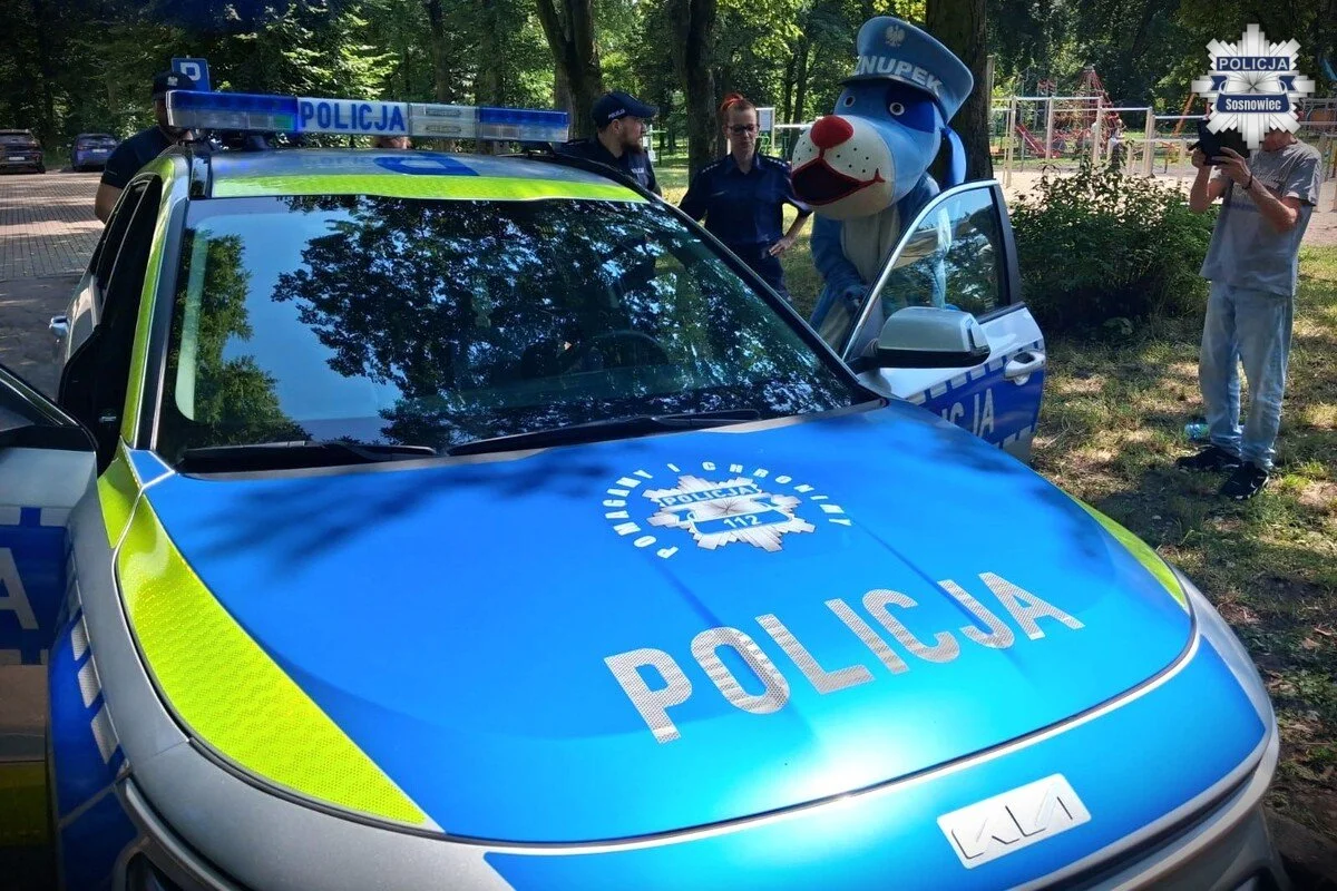 Sosnowiec: Policjanci wspierają wakacyjny „Mopsikobus" – edukacja o bezpieczeństwie i pokaz psów służbowych
