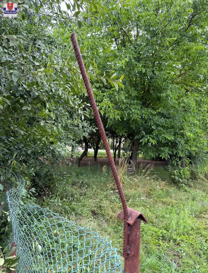 Spadła z drabiny prosto na metalowy pręt. Wypadek pod Zamościem