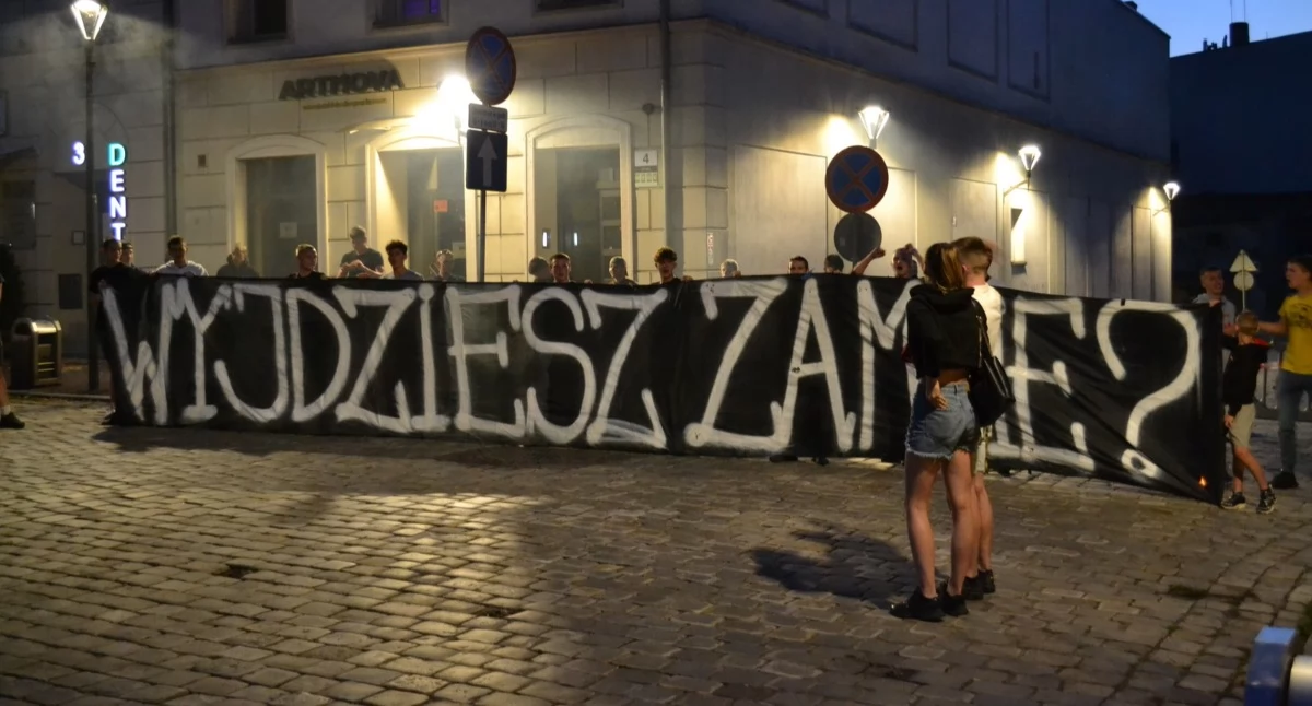 Spektakularne zaręczyny na Rynku w Mysłowicach. Flary i wielki transparent podczas koncertu 1