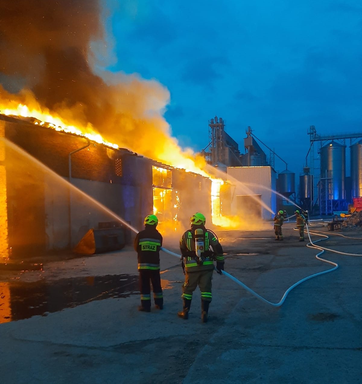 Spory pożar stodoły w Jamach