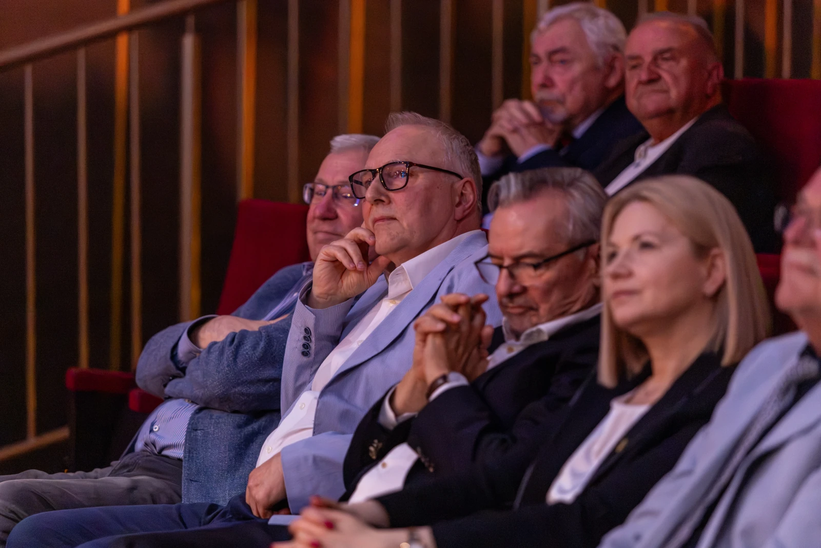 Grupa osób siedzących na widowni, skupionych na wydarzeniu. Autor: Bogusław Świerzowski