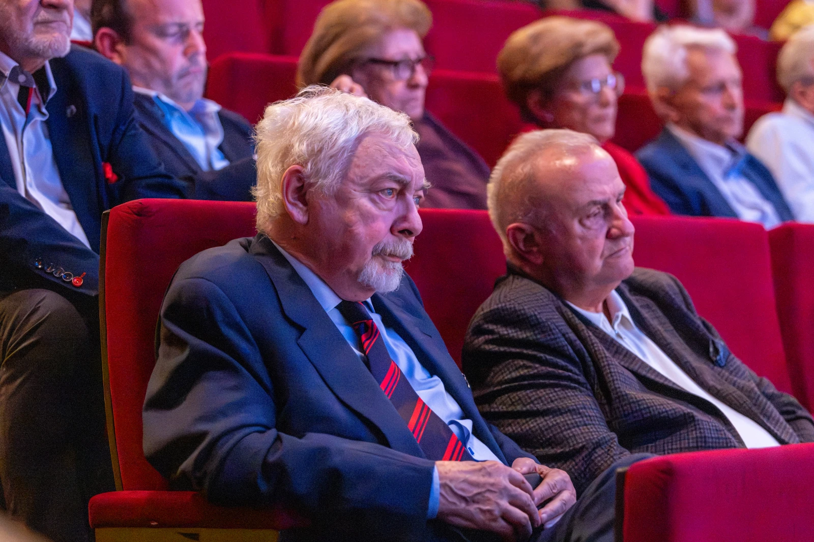 Grupa starszych mężczyzn siedzących na widowni w teatrze. Autor: Bogusław Świerzowski