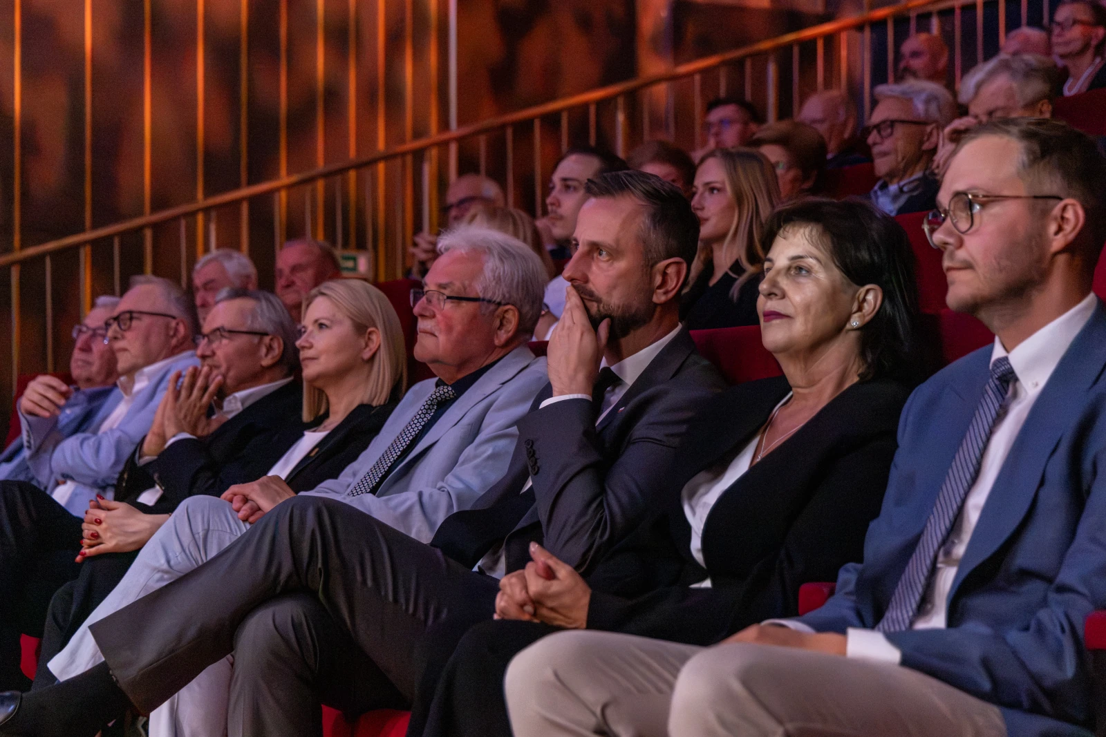 Grupa ludzi siedzących na widowni, skupionych na wydarzeniu kulturalnym. Autor: Bogusław Świerzowski
