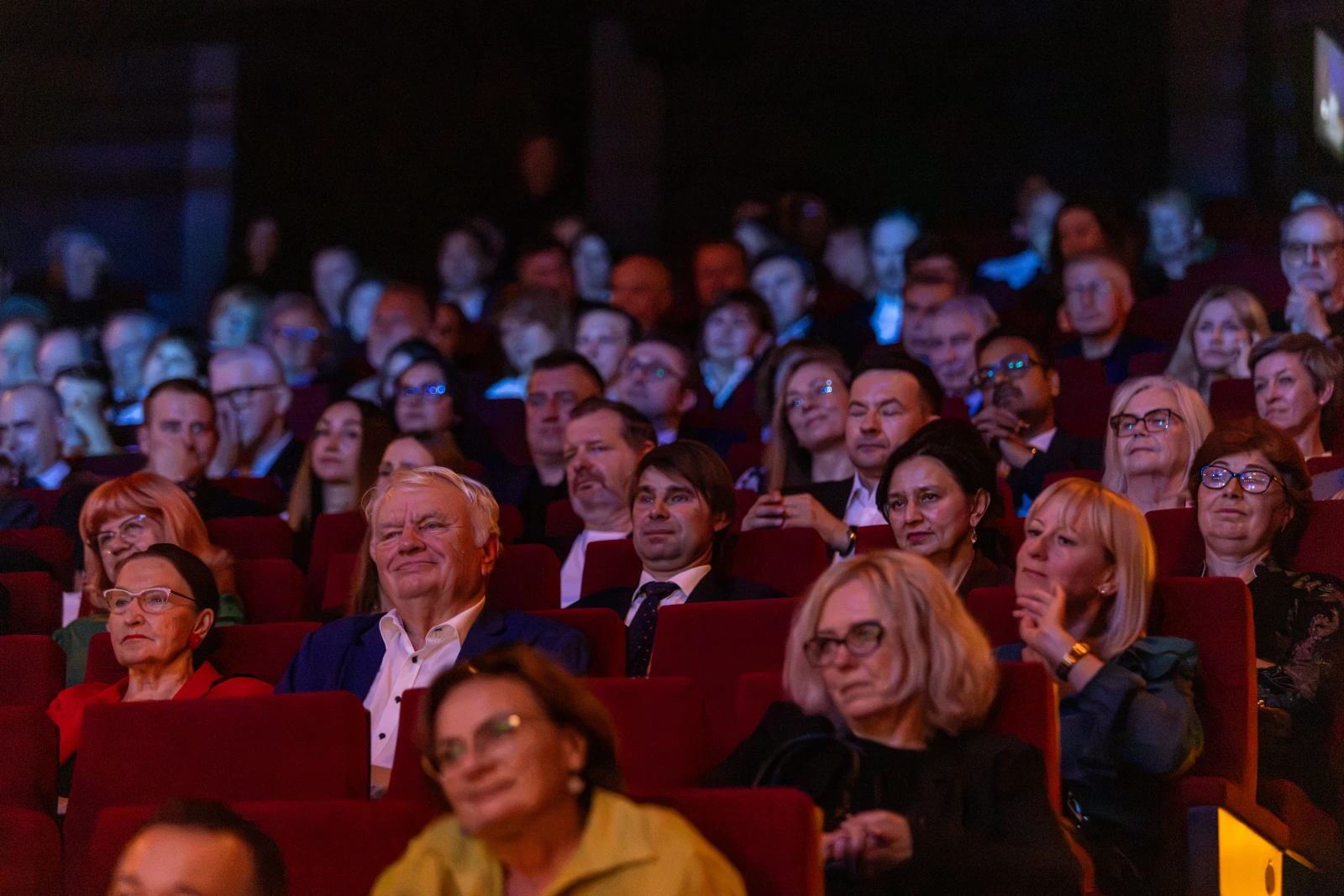 Widownia w teatrze, zróżnicowane reakcje i emocje publiczności. Autor: Bogusław Świerzowski