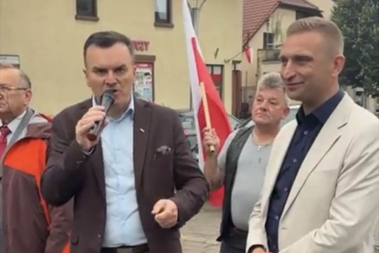 Spotkanie z Robertem Bąkiewiczem na placu Mickiewicza w Andrychowie