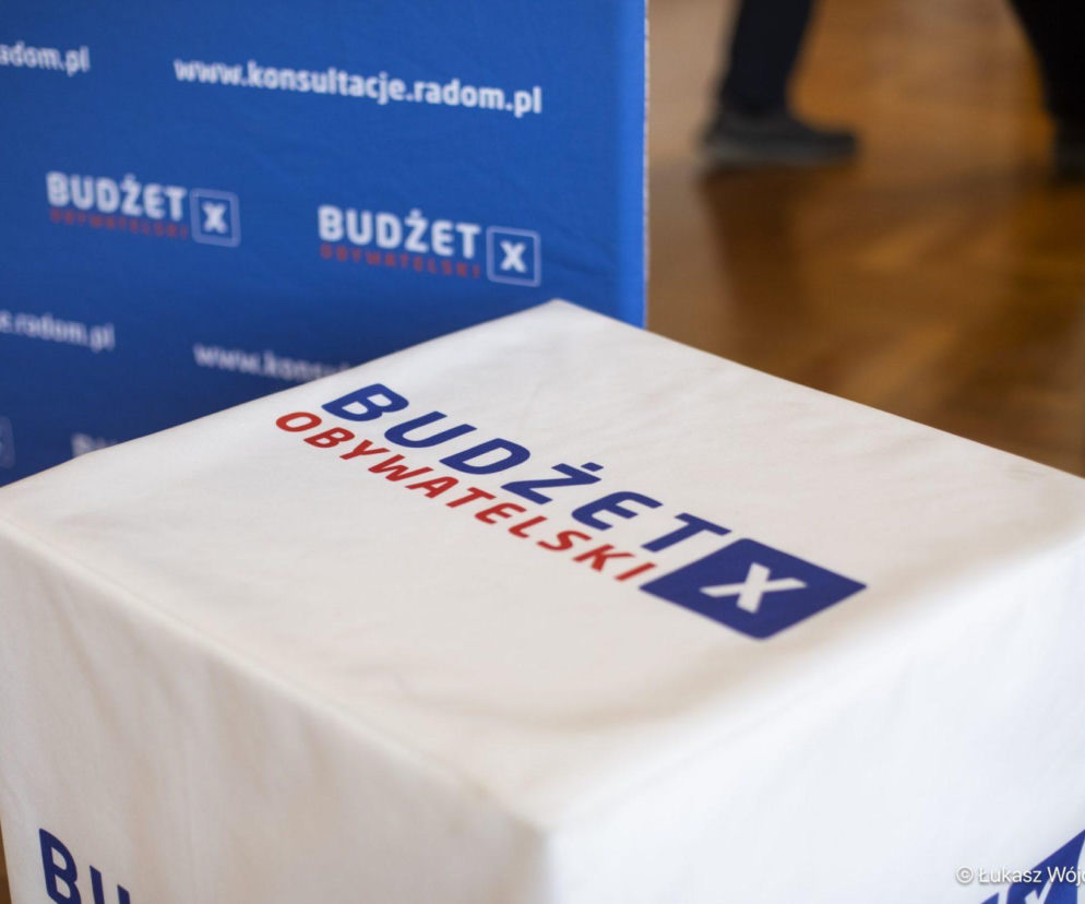 Biała pufa z logo Budżetu Obywatelskiego w Radomiu. O wynikach głosowania mieszkańców przeczytasz na Eska Radom.