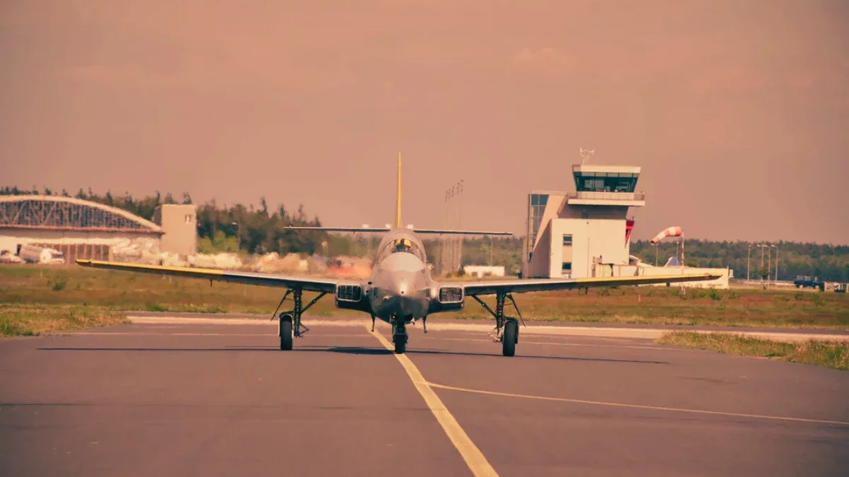 Srebrzysty obiekt nad lotniskiem w Mielcu. Pilot ruszył w pościg za srebrną kulą
