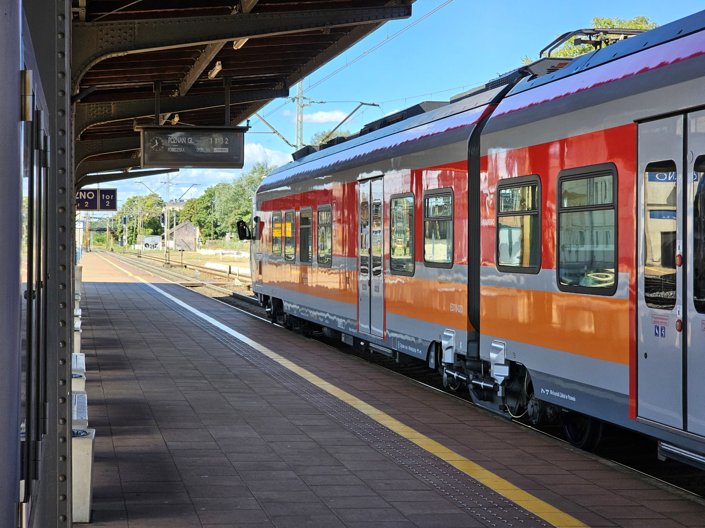 Stacja Gniezno – trzecia w województwie, ze wzrostem pasażerów, a infrastruktura z przeszłością