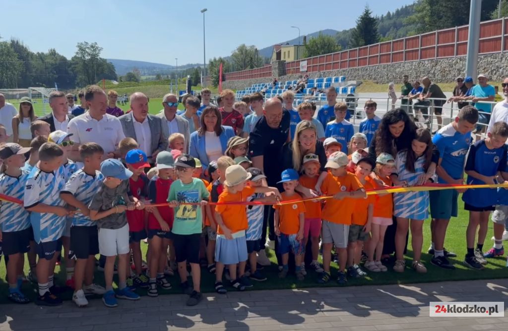 Stadion w Stroniu Śląskim oficjalnie otwarty po powodzi. Pierwszy mecz rozegrał na nim minister sportu Jakub Rutnicki