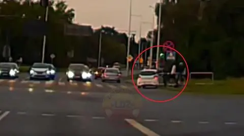 Kobieta wjechała na chodnik przy przejściu