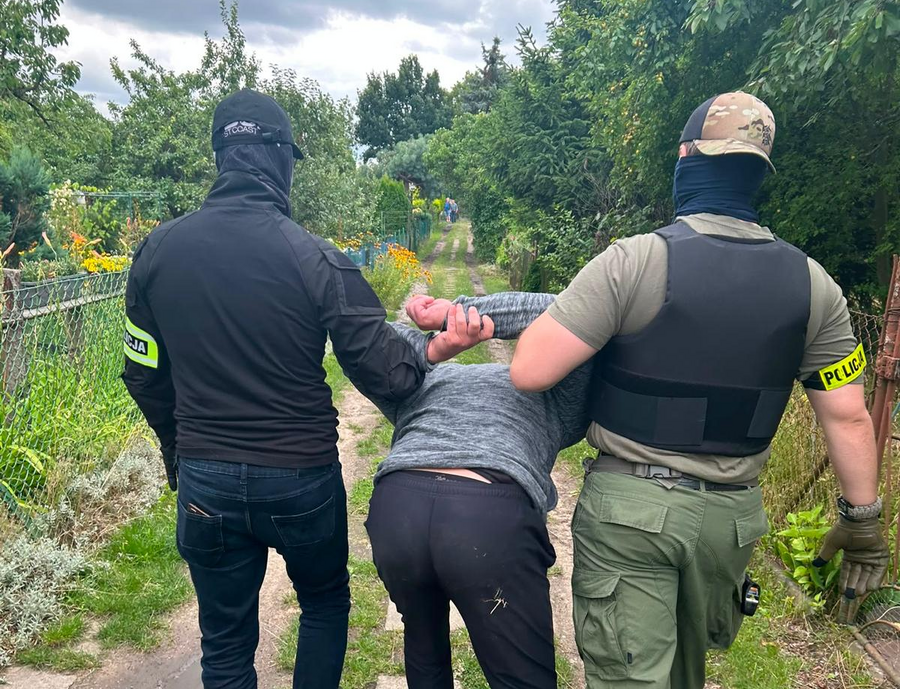 Stanął w obronie zaczepianego pasażera. Policjanci zatrzymali dwóch podejrzanych o napaść w poznańskim tramwaju