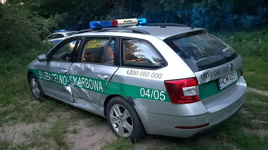Po pościgu służby zatrzymały ciężarówkę pełną zbiorników z niebezpieczną substancją