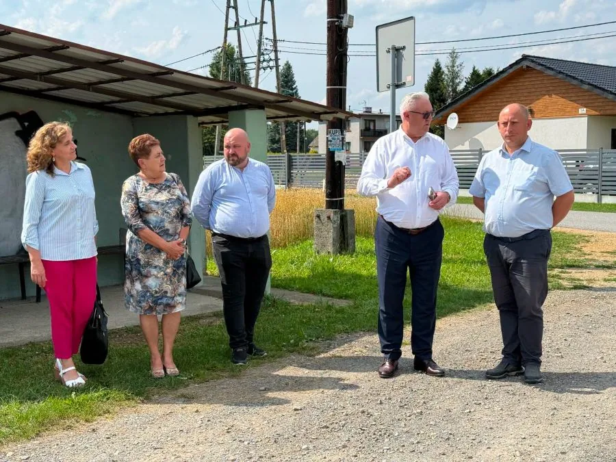 Starosta z wojewodą, panią wójt i radnym budują drogę w Nidku. Dwie inwestycje 14,5 mln zł, jedna trasa