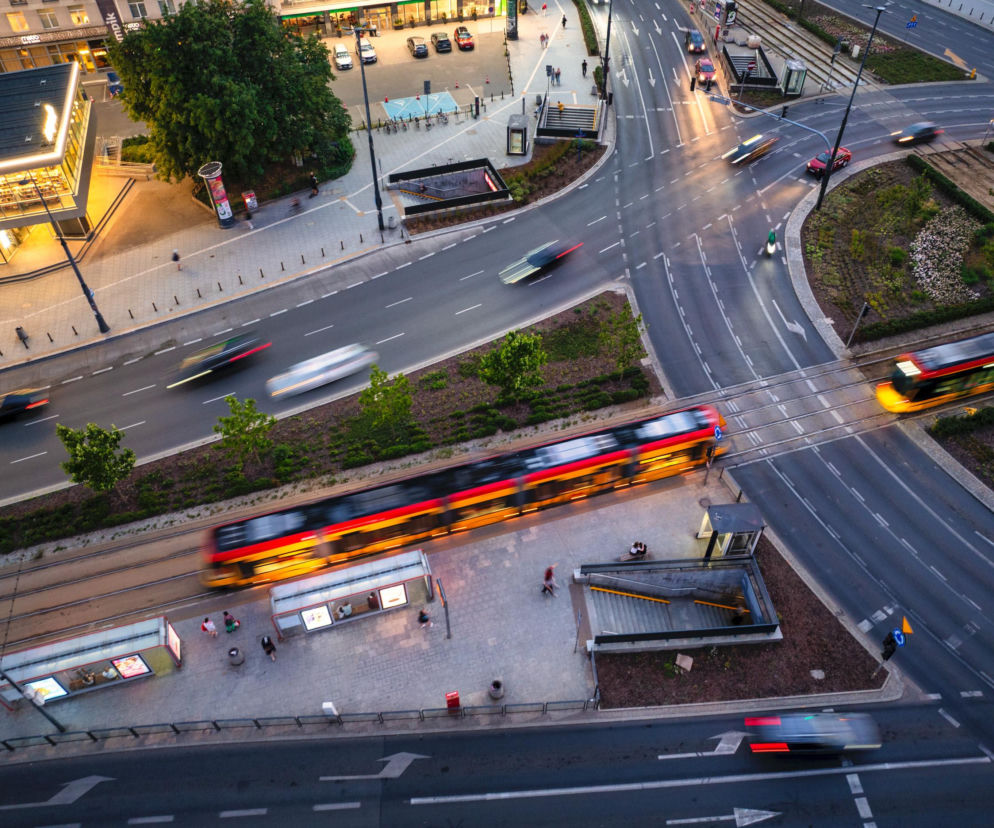 Ruchliwe skrzyżowanie z jadącym tramwajem i autami z lotu ptaka. O mapie hałasu w Warszawie przeczytasz na Radioplus.
