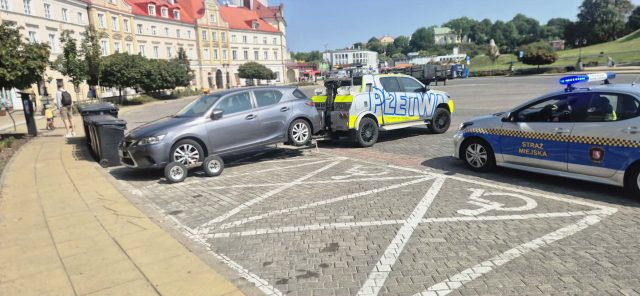Straż Miejska odholowuje samochody z Placu Zamkowego. Ważne zmiany w ruchu
