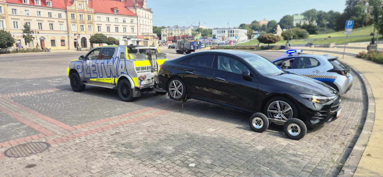 Straż Miejska odholowuje samochody z Placu Zamkowego. Ważne zmiany w ruchu