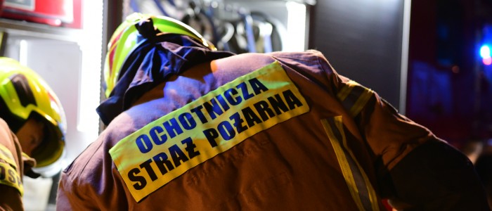 Strażacy gasili pożar w piwnicy domu i usuwali powalone drzewa