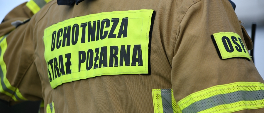 Strażacy usuwali z dróg połamane drzewa