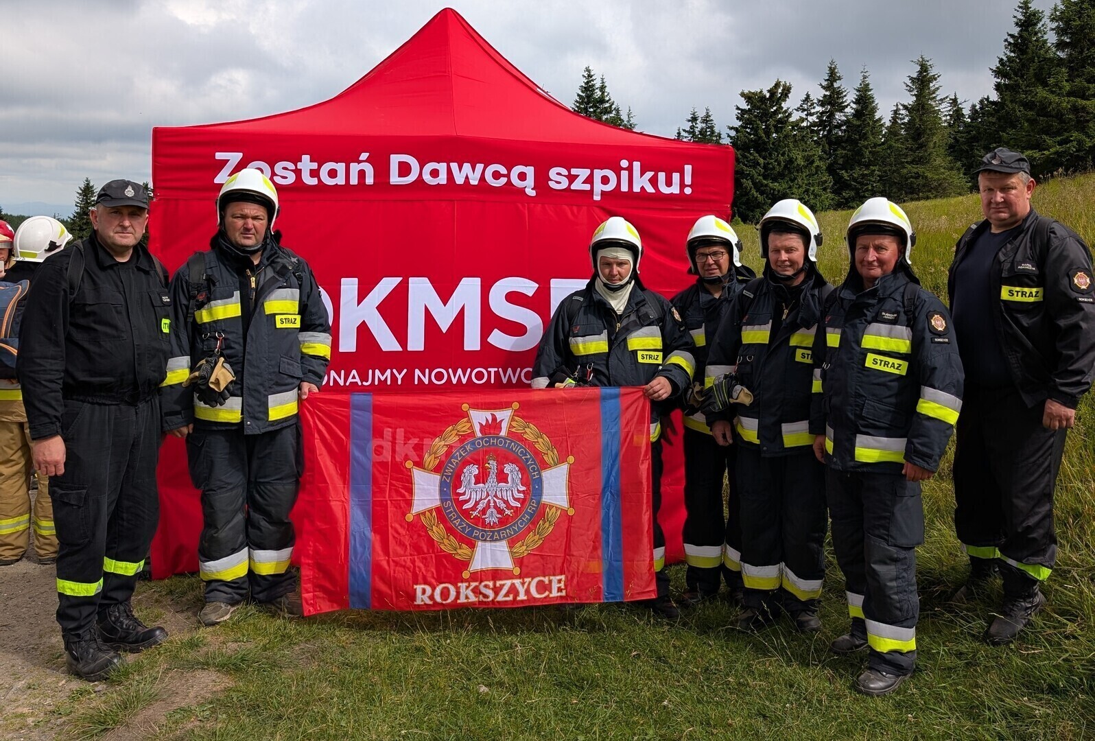 Strażacy z Parzniewic i Rokszyc zdobyli Śnieżnik, by promować dawstwo szpiku