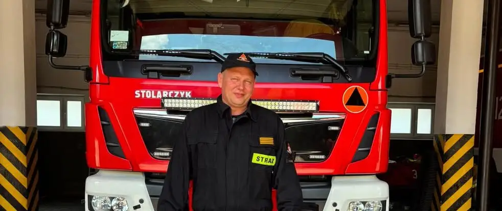 Strażak z Kalisza pomógł pasażerowi samolotu w czasie wolnym od służby