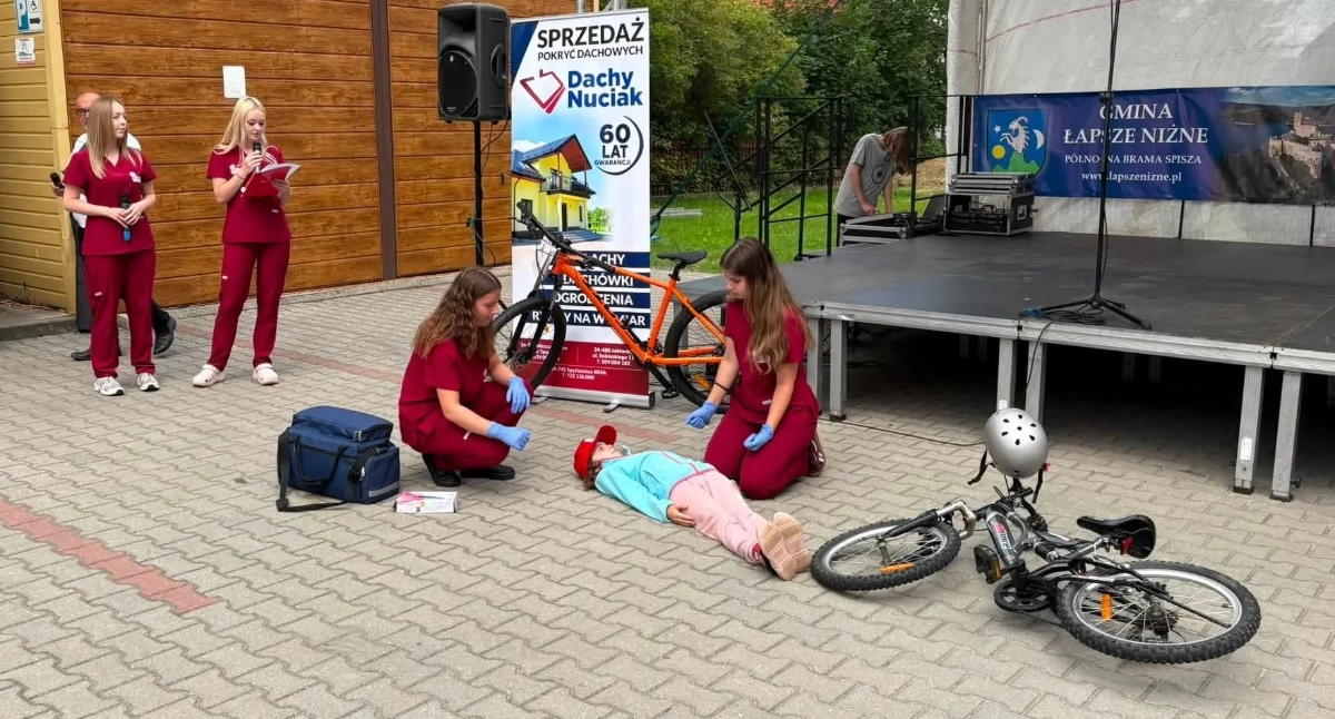 Studenci ANS z Nowego Targu na III Pikniku Strażackim w Łapszach Niżnych