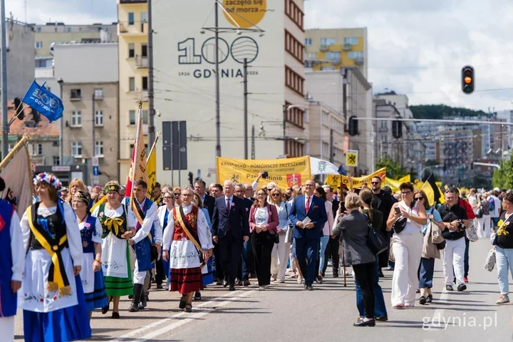 Stumetrowa flaga i tłum na nabrzeżu Gdynia w kaszubskim rytmie