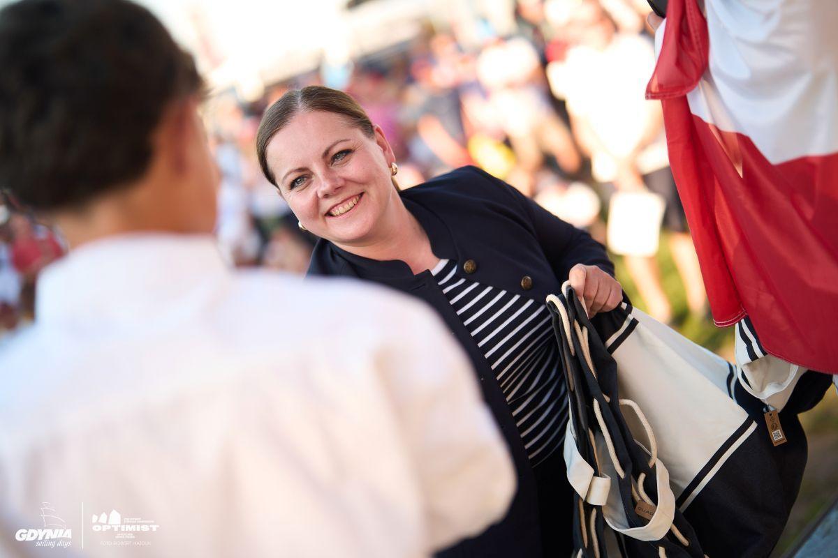Prezydent Gdynia Aleksandra Kosiorek składa gratulacje uczestnikom LOTTO Gdynia Sailing Days 2026