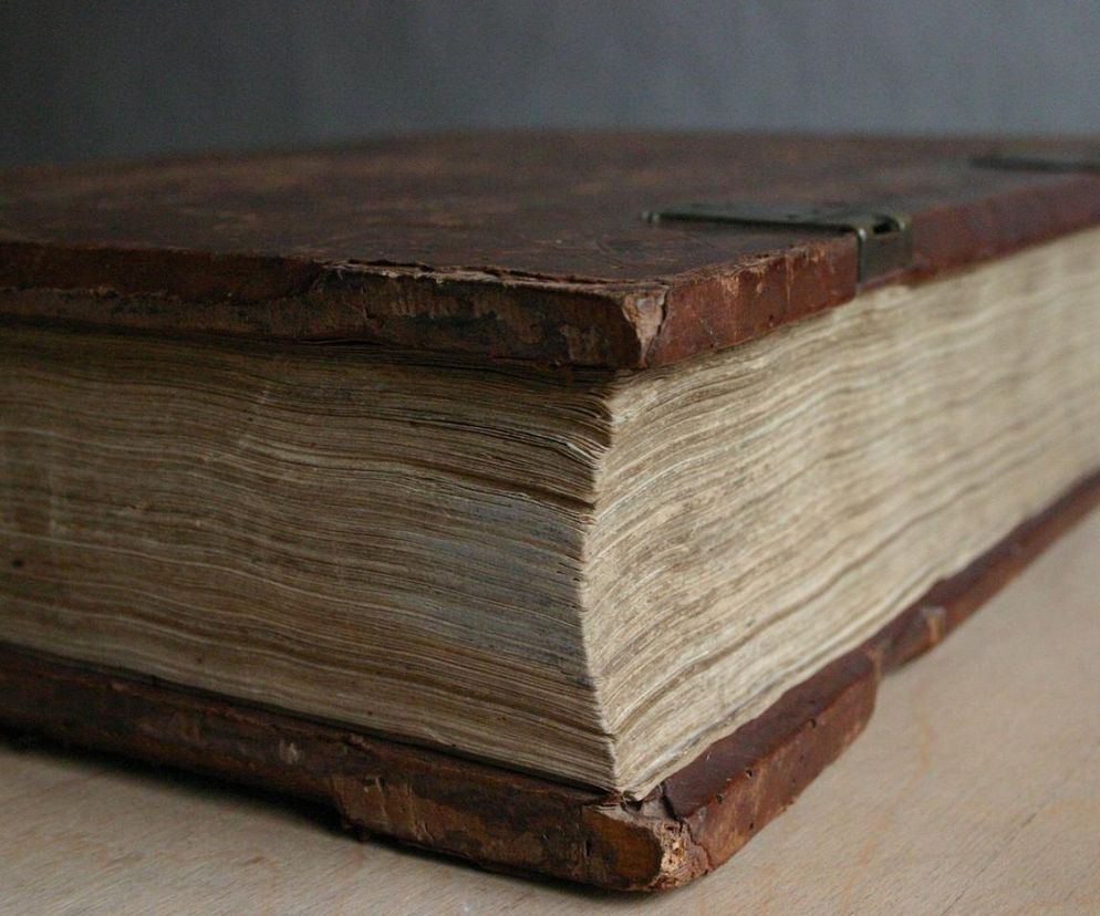 Stara Biblia w skórzanej oprawie z metalowymi okuciami. O statystykach Pisma Świętego przeczytasz w Radioplus.