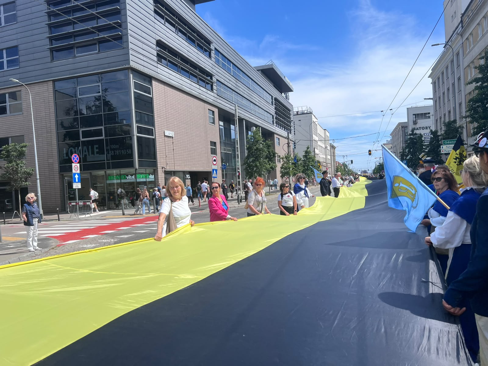 Światowy Zjazd Kaszubów. Przez ulice Gdyni przemaszerowali ze 100-metrową kaszubską flagą | WIDEO, ZDJĘCIA