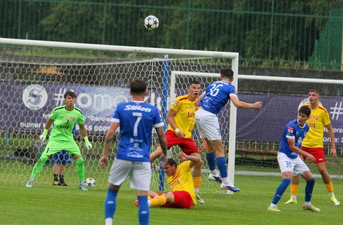 Świetny start piłkarzy Stilonu - GALERIA