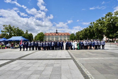 Święto Policji w Giżycku. 20 awansów, odznaczenia i podziękowania na placu Piłsudskiego