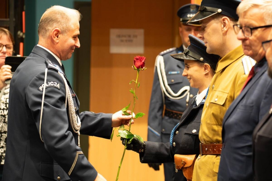 Święto Policji w Koszalinie. Awanse, wyróżnienia i podziękowania za służbę