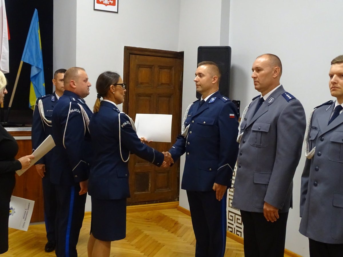 Święto Policji w Mogilnie – awanse, podziękowania i uroczysty apel