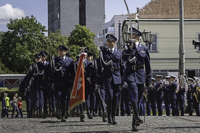 Przemarsz policjantów w galowych mundurach podczas święta w Warszawie. O utrudnieniach dowiesz się z Radioplus.