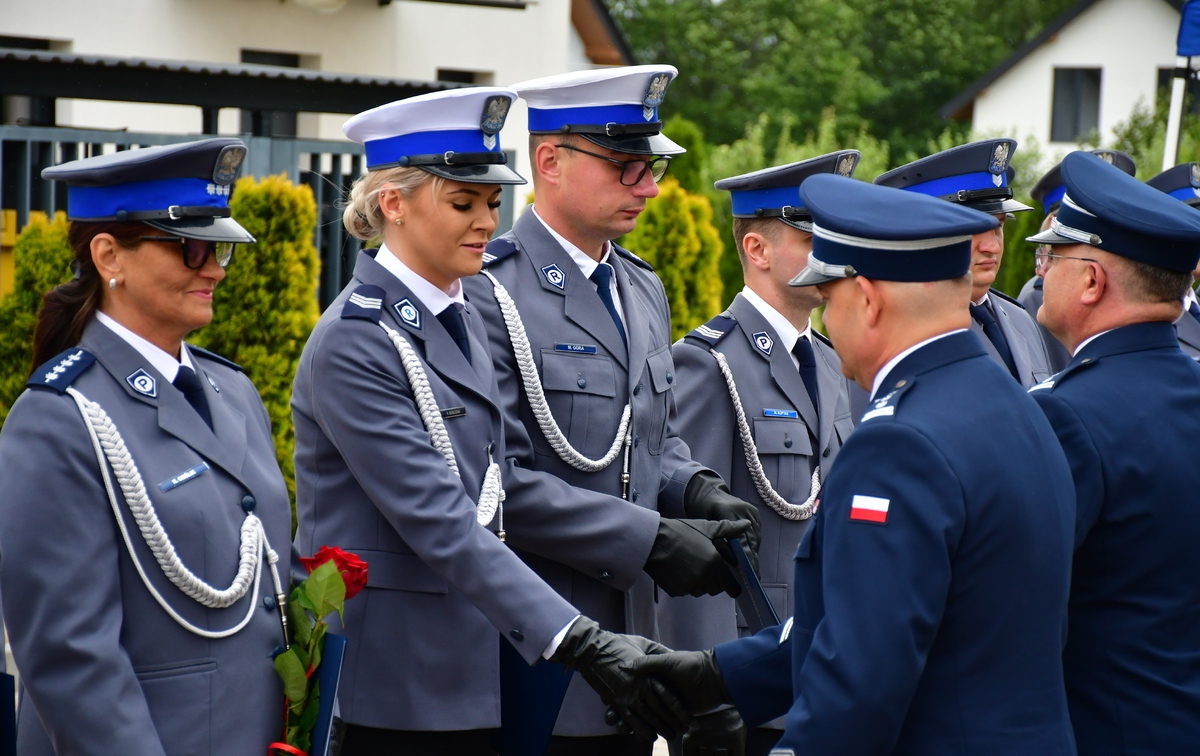 Święto Policji w Zwoleniu: Awanse, wyróżnienia i podziękowania za służbę