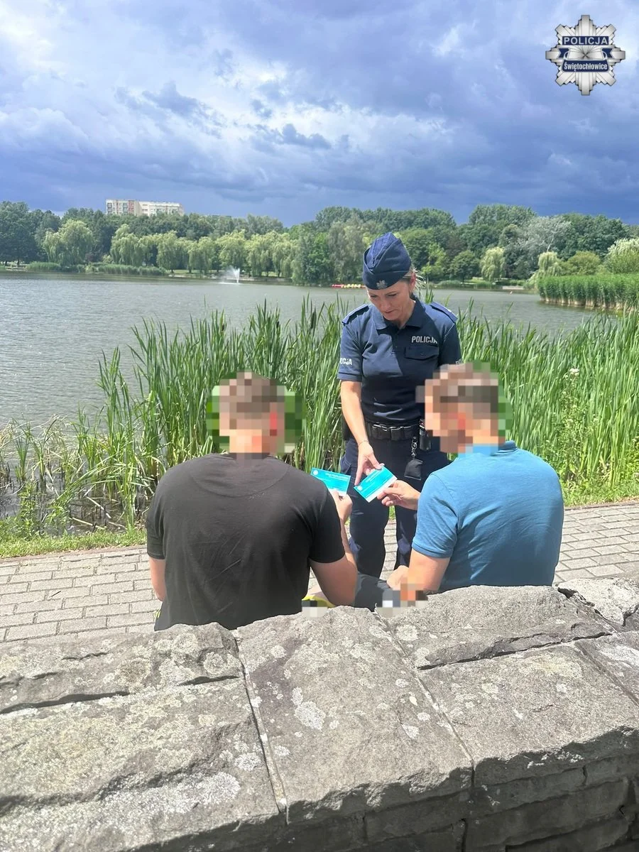 Świętochłowice: Policjanci wręczają bilety na basen zamiast mandatów