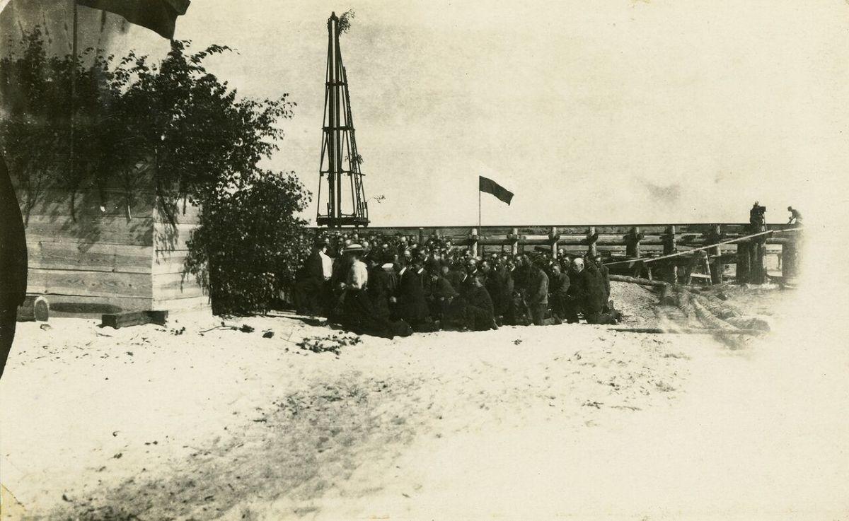 Zdjęcie z 1921 roku przedstawia ludzi w trakcie uroczystości rozpoczęcia budowy portu w Gdyni