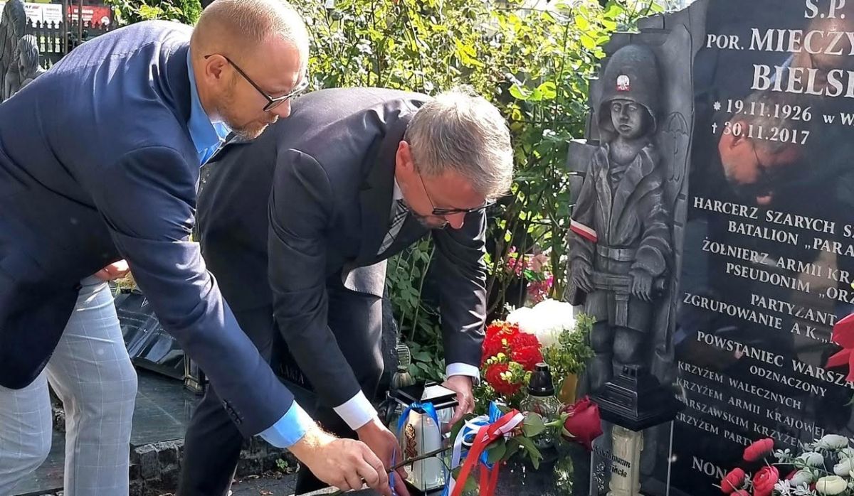 Symboliczny hołd pamięci żołnierzom Powstania Warszawskiego