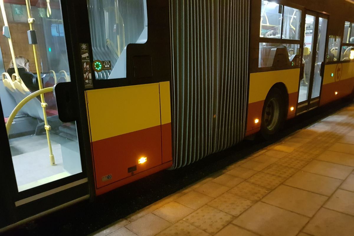 Autobus komunikacji miejskiej w Warszawie. Fot. Warszawa w Pigułce.