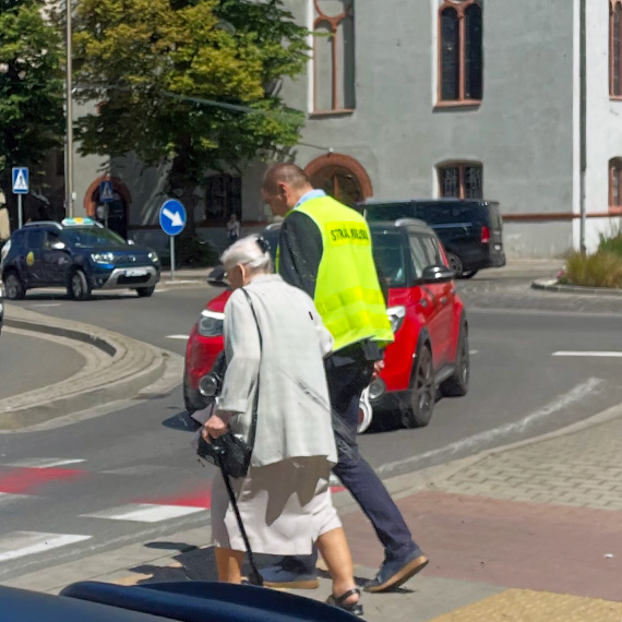 Szef Straży Miejskiej pomógł seniorce przejść przez ulicę. „Strażnicy nie są tylko od mandatów”